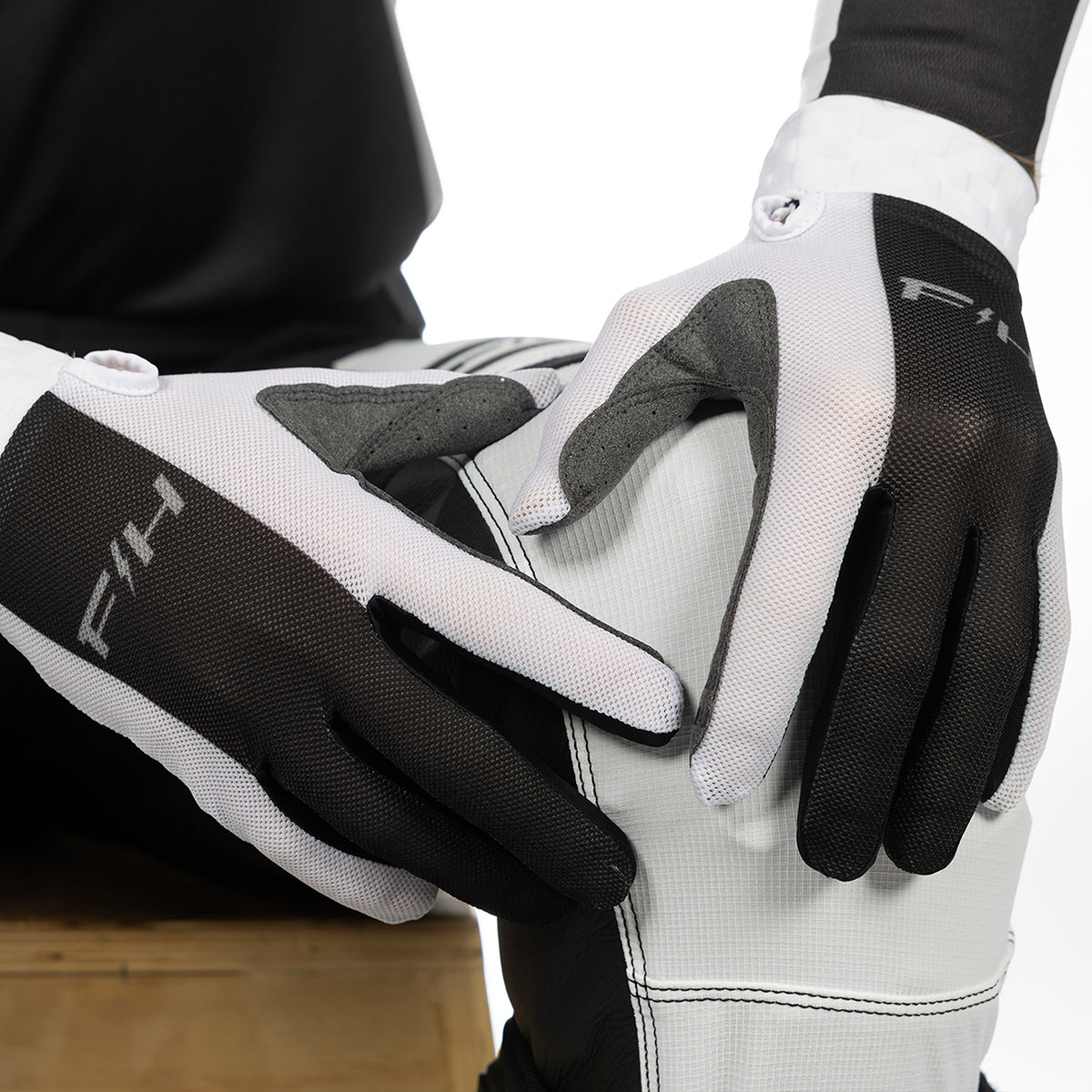 Vapor React Glove - White/Black